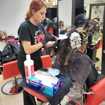 How can a Manicurist school with a comprehensive cosmetology course prepare students for successful and licensed careers in the beauty industry? - Newsglo